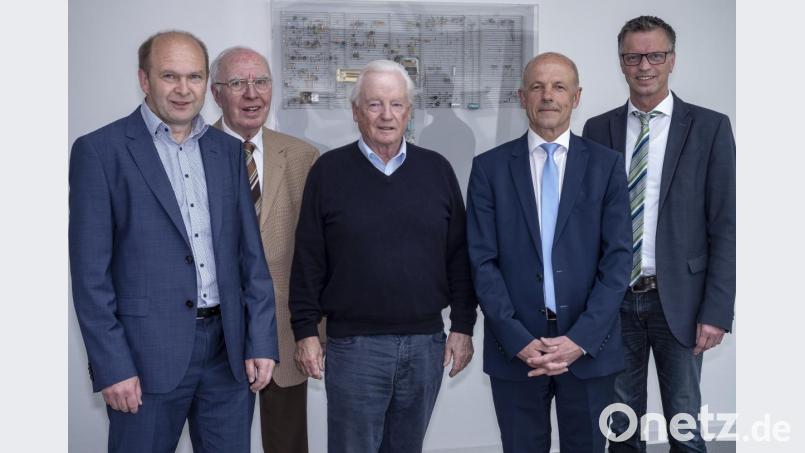 Die Conrad-Sportförderung hat ihren Vorstand neu gewählt (von links): Hermann Schlosser, Rudolf Stepper, Klaus Conrad, Günter Simmerl und Bürgermeister Hermann Falk. Bild: exb