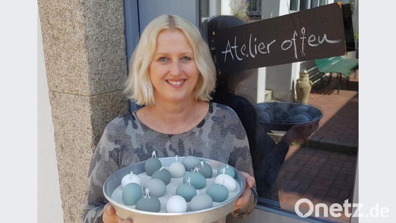 Harmonierende Kreidefarben in Blau- und Grautönen, winzige Menschen-Figuren: So hat die Künstlerin Marthe Leitenmayr aus Kohlberg ihre Ostereier gestaltet. Bild: Sonja Kaute