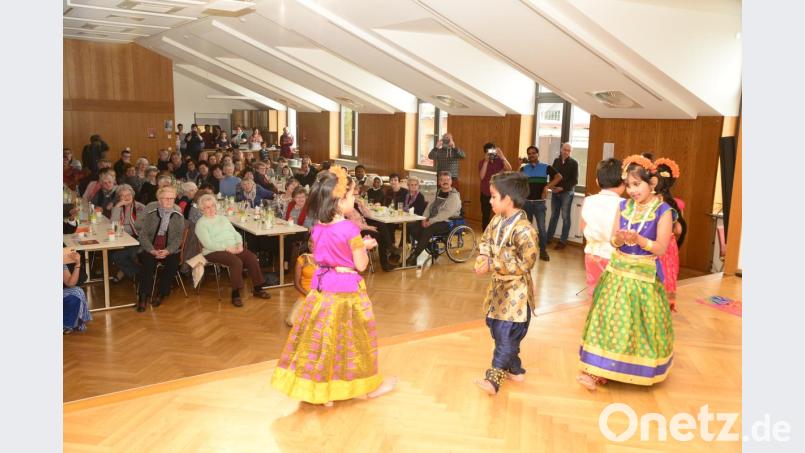 Die Kindertanzgruppe ist mit Begeisterung bei der Sache und bringt in ihren Händen Blüten zum Tanz mit. Bild: bey