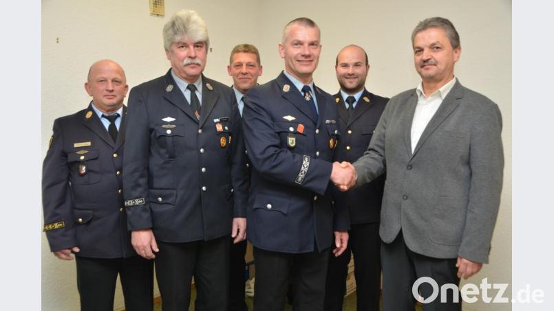 Bürgermeister Andreas Wutzlhofer (rechts) als oberster Dienstherr der Feuerwehren in der Großgemeinde beglückwünscht Stadtkommandant Mario Dobmayer zu seiner Wiederwahl. Albert Burger (Zweiter von links) ist Stellvertreter. Bild: dob
