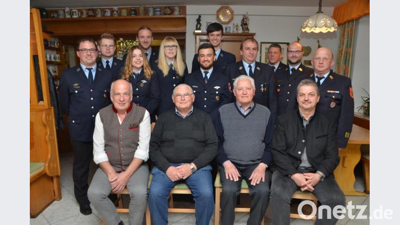 Josef Hartwich (vorne, Zweiter von links) und Anton Striegl (vorne, Zweiter von rechts) sind seit 60 Jahren Mitglied der FFW Altenstadt. Dafür wurde ihnen eine Ehrung zuteil. Dritter Bürgermeister Johann Gollwitzer (vorne, links) scheidet altersgemäß aus dem aktiven Dienst. Kommandant Klaus Rupprecht (hinter Reihe, Vierter von rechts) und Vorsitzender Florian Lukas (hinten, Sechster von links) nahmen außerdem einige Beförderungen und weitere Ehrungen vor. Bild: dob