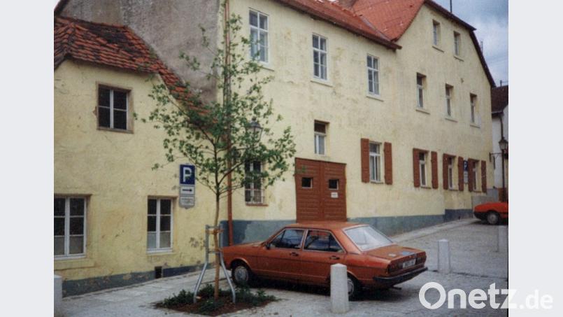 Das Anwesen Huterstraße 340 war bis 1909 im Besitz des Schlossers Johann Scherbauer. Er starb mit nur 33 Jahren und hinterließ eine Tochter. Die Witwe heiratete einige Zeit später den Modellschreiner Georg Fenzl aus Tachau, der in dem Anwesen eine Schreinerei und ein gemütliches Wirtshaus einrichtete. Nach Feierabend griff der „böhmische Scherbauer“ gerne zur Geige und pflegte mit seinen Stammgästen das alte Liedgut. Bild: pol