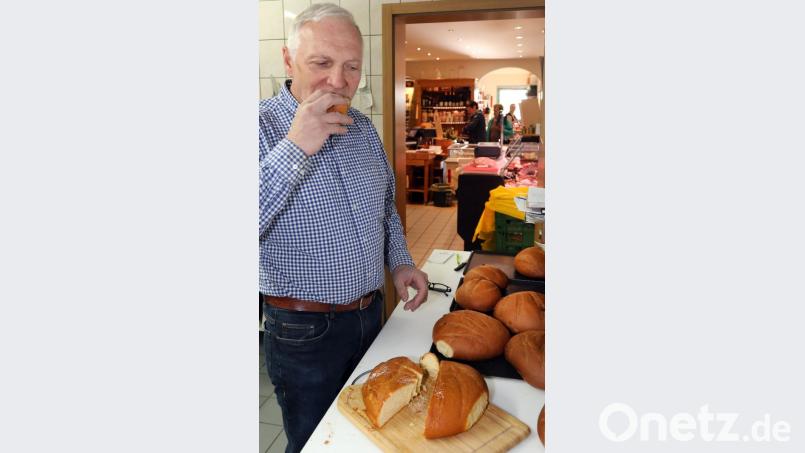 Josef Brunner probiert als Erster ein noch ofenwarmes Osterbrot. Es schmeckt. Bild: Gerhard Götz