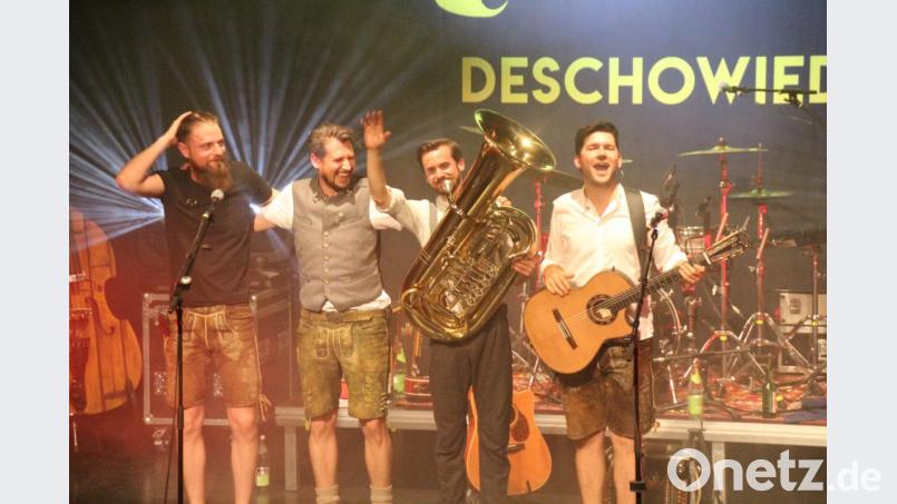 Mit &quot;Servus Habadere&quot; verabschiedet sich das Quartett vom Publikum in Ursensollen. Bild: kmo