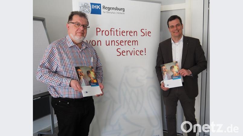 Betriebsberater Gerhard Ertl (links) und IHK-Geschäftsstellenleiter Florian Rieder erläutern das neue Programm der Gründerseminare 2019. Bild: Bühner