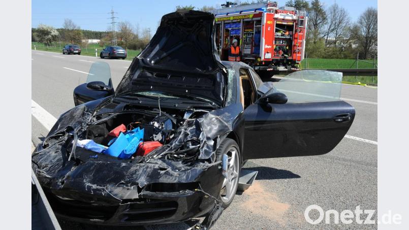 Der Porsche war nach dem Unfall ordentlich demoliert. Bild: gf