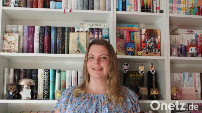 Lisa Freiberger vor ihrem größten Schatz, dem Bücherregal. Als "Bookstagramerin" schreibt sie Rezensionen über Bücher. Bild: Anna Hösl