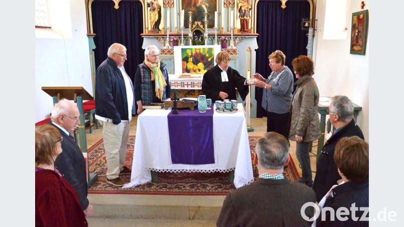 Vor einem Bild von Emil Nolde feiert eine kleine Schar mit Gunhild Stempel am Karfreitag einen evangelischen Gottesdienst in der Waidhauser Autobahnkirche. Bild: fjo