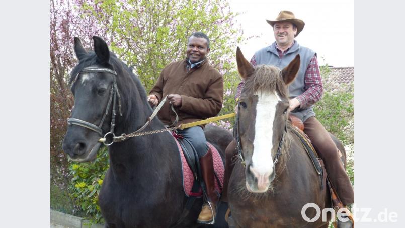 Die erste Reitstunde: Kaplan John Oguche übt mit Dieter Singer für den Osterritt. „Das ist zu schaffen“, meint er zuversichtlich. Mit seinen „Lehrern“ an der Seite würde er danach gerne wieder mal ausreiten. Bild: cv