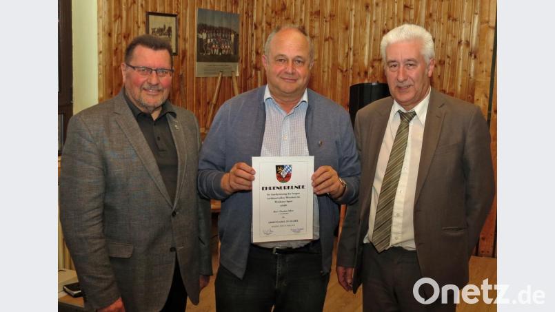 Thomas Siller (Mitte) erhält die Ehrennadel mit Silberkranz und Urkunde des Stadtverbands für Leibesübungen. Präsident Reinhard Meier (rechts) und Ehrenpräsident Herbert Tischler gratulieren. Bild: Dobmeier