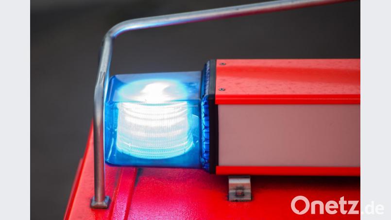 Bei einem Löschfahrzeug ist das Blaulicht eingeschaltet. Foto: Daniel Bockwoldt/Archivbild Bild: Daniel Bockwoldt