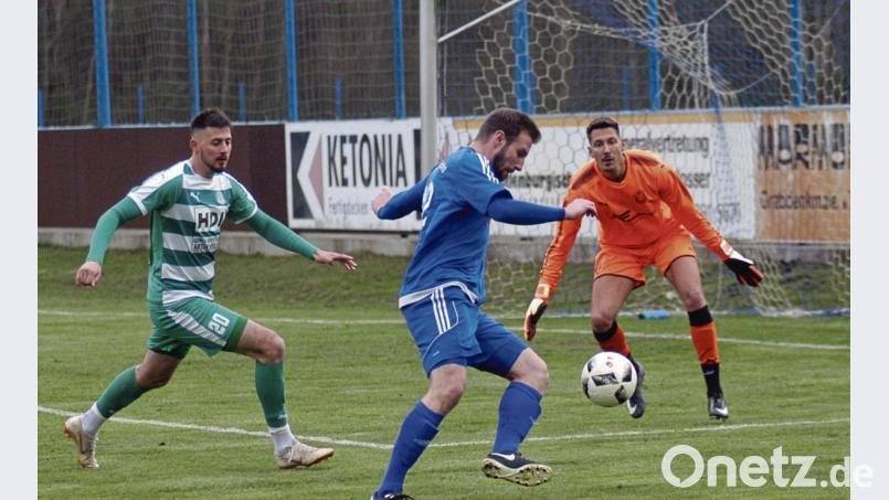 Eine der wenigen Chancen in der 1. Halbzeit des SV Etzenricht gegen Fortuna Regensburg. Der mitgelaufene Dejan Szubotity bringt beim Schuss des Etzenrichters Johannes Pötzl seinen Fuß aber noch dazwischen, so dass Fortuna-Torwart Michael Popp nicht einzugreifen braucht. Am Ende aber stand ein wichtiger 3:1-Sieg für den SV Etzenricht. Bild: otr