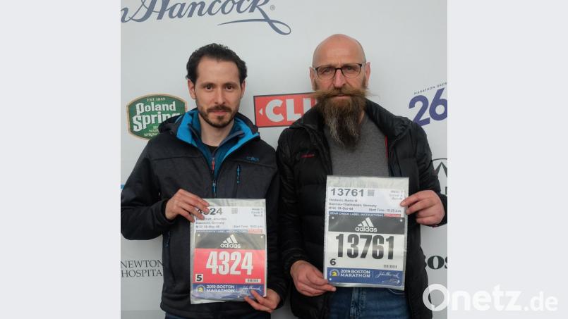 &lt;p&gt;Johannes Breitschaft und Martin Heldwein (rechts) mit ihren Startnummern für den Boston-Marathon&lt;/p&gt;
 Bild: exb