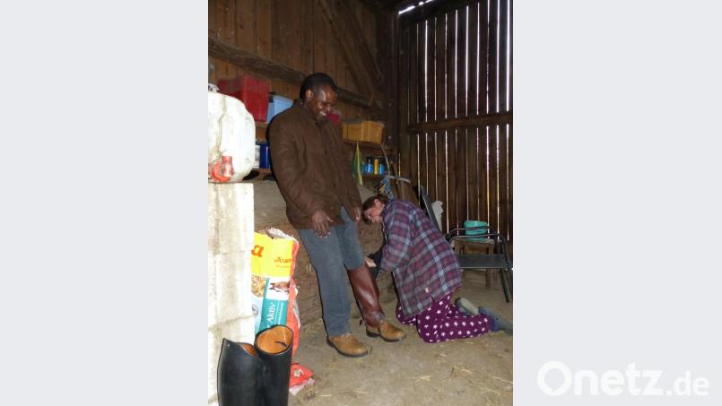 Petra Brunner hilft beim Anlegen der „Chaps“. Bild: cv