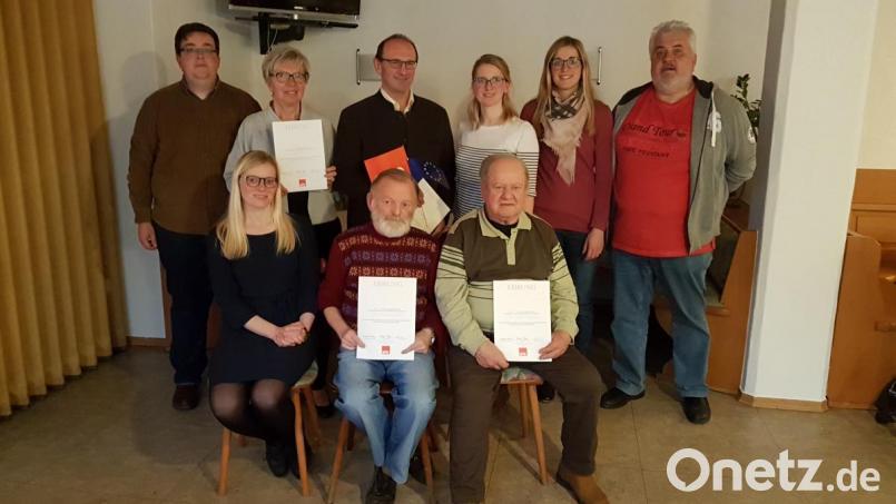 Der SPD-Ortsverband Moosbach ehrt Mitglieder für zehn bis 40-jährige Treue. Bild: gi