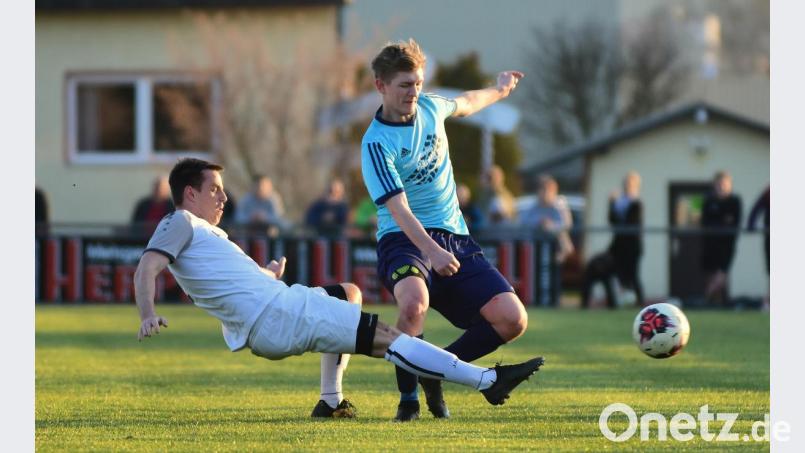 Der TSV Konnersreuth verlor am Gründonnerstag das Spitzenspiel beim FC Rehau mit 1:2. Hier klärt der Rehauer Doppeltorschütze Sven Ries (links) gegen Nico Wolf. Bild: Schrems