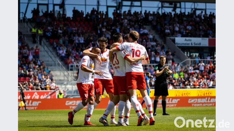 Jubel nach dem 1:0 für den SSV Jahn Regensburg:.(von links): Jann George, Hamadi Al Ghaddioui ,Sargis Adamyan und Torschütze Marco Gruettner. Bild: Jahn Regensburg