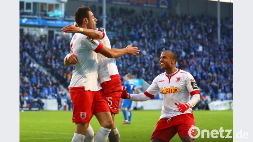 Hamadi Al Ghaddioui mit Jann George (rechts) nach dem 3:2 Siegtreffer im Hinspiel. Bild: Jahn Regensburg