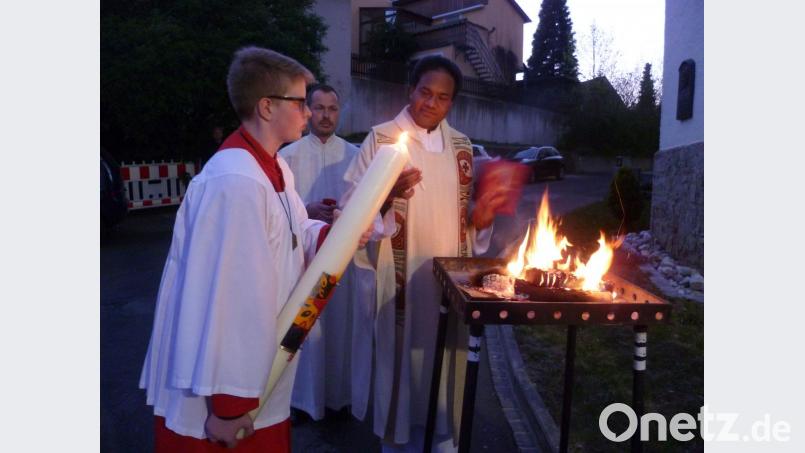 Pfarrer Saju Thomas beim Entzünden der Osterkerze in Rosenberg. Bild: mtm