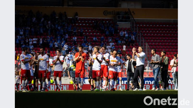 Jahn-Trainer Achim Beierlorzer (rechts) hätte gerne ein entspannteres Spiel erlebt. Bild: Jahn Regensburg