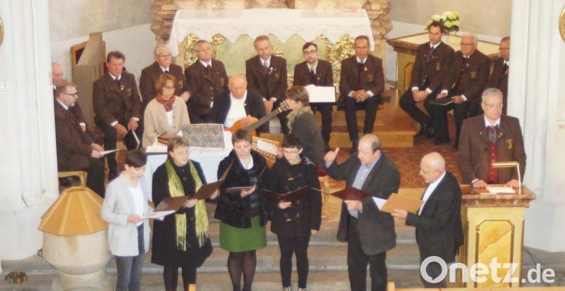 Das Altbayerische Passionssingen gestalteten der Männergesangverein &quot;Gemütlichkeit&quot;, die Wernberger Stubenmusi sowie &quot;Vocalissimo&quot; aus Schwarzenfeld. Bild: slh