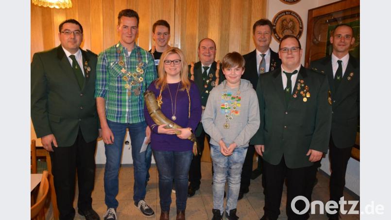 Höhepunkt beim Treffen im Schützenheim Hundsbach war Königsproklamation. Im Bild (von links) Schützenmeister Bernhard Ernstberger, der neue Schützenkönig Alexander Schicker, Vorjahres-Jugendkönig Lukas Schicker, Schützenliesl Anja Hecht, der letztjährige Schützenkönig Bruno Rosner, der neue Jugendkönig Constantin Blessenberger, Gauschützenmeister Manfred Zölch, Uwe Friedrich und Felix Wührl. Bild: jr