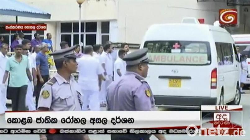 Dieses von Derena TV zur Verfügung gestellte Videostandbild zeigt Polizei und Rettungsdienste an einem der Sprengplätze in Colombo. Bei Explosionen in Kirchen und Luxushotels in Sri Lanka sind mehrere Menschen getötet worden. Bild:  Uncredited/Derena TV/dpa
