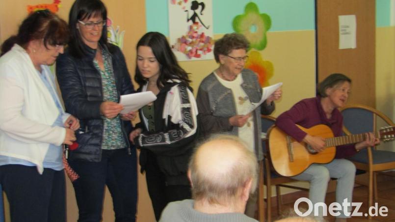 Gabriele Appl, Birgit Barth, Nadine Barth, Anneliese Lehner und Agathe Schriml (von links) beim Liedvortrag. Bild: sck