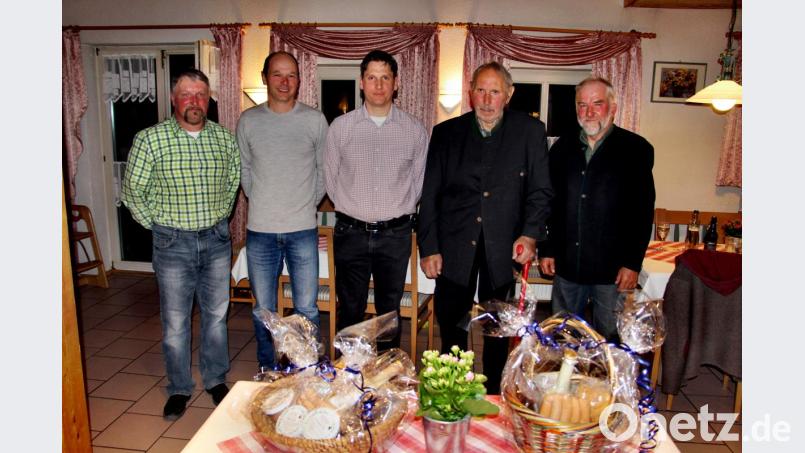 Für die Jgadgenossenschaft Schmidtstadt ehren (von links) Vorsteher Robert Wagner, sein Stellvertreter Peter Appel und Kassier Harald Heinl die langjährigen Jagdpächter Ludwig Heinl und Werner Loos. Bild: ds