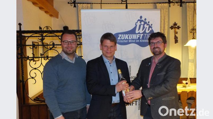 Fraktionssprecher Marco Vollath (rechts) bedankte sich mit einem Präsent beim ausgeschiedenen Zukunftslisten-Kreistagsmitglied Benjamin Zeitler (Mitte). Links Zeitlers Nachfolger Matthias Grundler. Bild: hwk