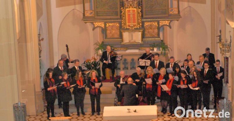 Kirchenchor und Orchester der Pfarrei St. Sigismund führen im Altarraum der Stadtpfarrkirche die „Grabmusik“ auf. Bild: tu