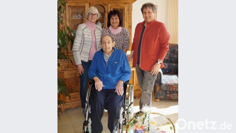 Zweite Bürgermeisterin Christa Zapf (links), Pflegedienstleiterin Katharina Schneider sowie Verwaltungsleiterin Michaela Mösbauer (rechts) gratulierten Johann Roiger zu seinem 80. Geburtstag. Bild: weu