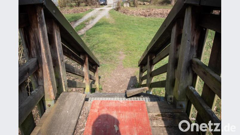 Die marode Radfahrer-Brücke über die Fichtelnaab bei Trautenberg wird noch in diesem Frühjahr/Sommer erneuert. Auch der Fichtelnaab-Radweg, der von hier zur KTB weiter verläuft, wird gleichzeitig ausgebaut. Für die Zeit der Bauarbeiten wird eine Ausweichroute des Radwegs ausgeschildert. Bild: pml