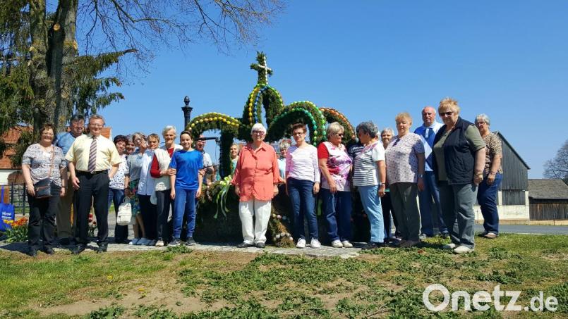 Helen und Reinhold Werner hatten ein Programm für die Bescuher aus Sachsen ausgearbeitet. Auch einige Hannesreuther Dorfbewohner standen zum Empfang bereit. Bild: Erwin Graf