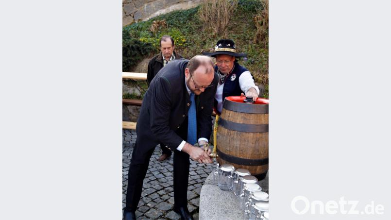 Landrat Andreas Meier zapft ein kleines Fass an.
