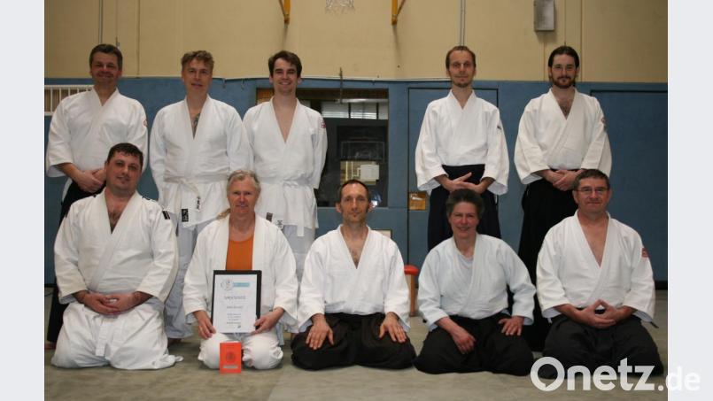 Nach der Prüfung formierten sich die Aikidokas zum Gruppenbild. Im Bild vorne links Trainer Sergej Rudakovski, neben ihm Mike Gersdorf aus Chemnitz. Bild: exb