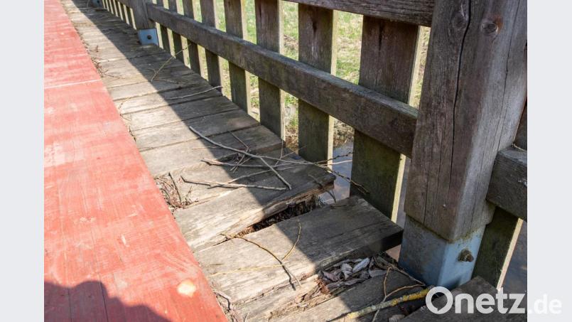 Die marode Radfahrer-Brücke über die Fichtelnaab bei Trautenberg wird noch in diesem Frühjahr/Sommer erneuert. Auch der Fichtelnaab-Radweg, der von hier zur KTB weiter verläuft, wird gleichzeitig ausgebaut. Für die Zeit der Bauarbeiten wird eine Ausweichroute des Radwegs ausgeschildert. Bild: pml