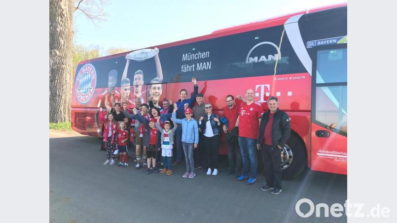 Oliver (Mitte) mit Familie und Freunde vor dem FC-Bayern-Bus, der die Fans von Neustadt/WN nach München in die Allianz-Arena gebracht hat. Bild: exb/Eva Hofmann