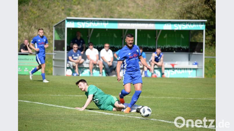 Einen 2:1-Erfolg feierte die DJK Ammerthal (in Grün) am Ostersamstag gegen den FSV Erlangen-Bruck. Hier bringt Benjamin Burger (links) Petrit Djonbalic zu Fall. Bild: brü