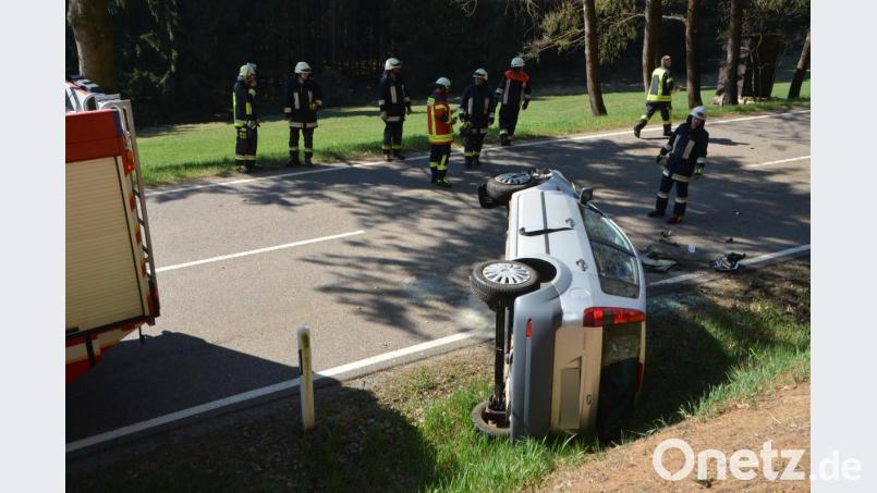 Das Fahrzeug blieb auf der rechten Seite liegen. Eine 28-jährige Vohenstraußerin verletzte sich bei diesem Unfall und wurde ins Klinikum Weiden verbracht. Bild: dob