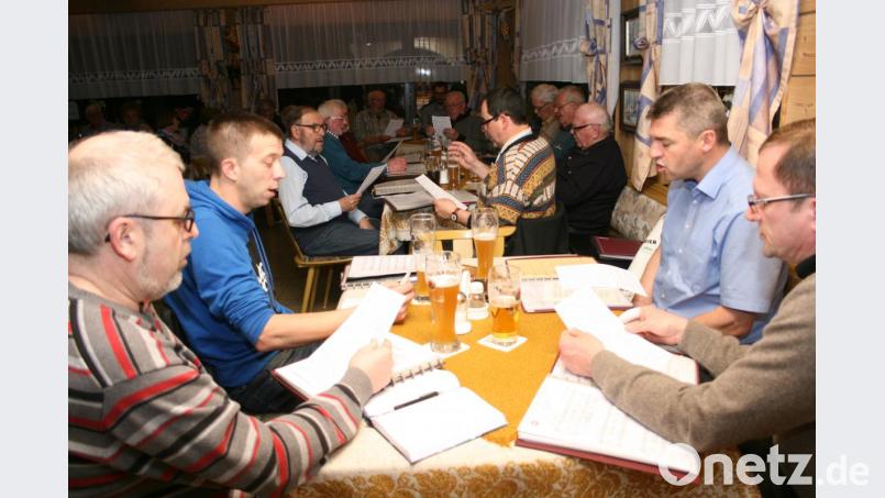 Mit Hingabe bei der Sache waren die motivierten Sänger. Temperamentvoll dirigierte Horst Straub (Bildmitte). Bild: roh