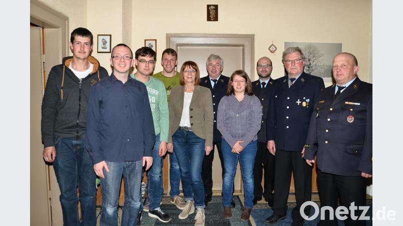 Viele fröhliche Gesichter zeugen bei der Feuerwehr Reinhardsrieth von der Erleichterung nach der Wahl von Corinna Neuber (Vierte von rechts) zur neuen stellvertretenden Kommandantin an der Seite von Josef Nickl (Zweiter von rechts). Auch Kreisbrandmeister Martin Weig gratuliert. Bild: fjo