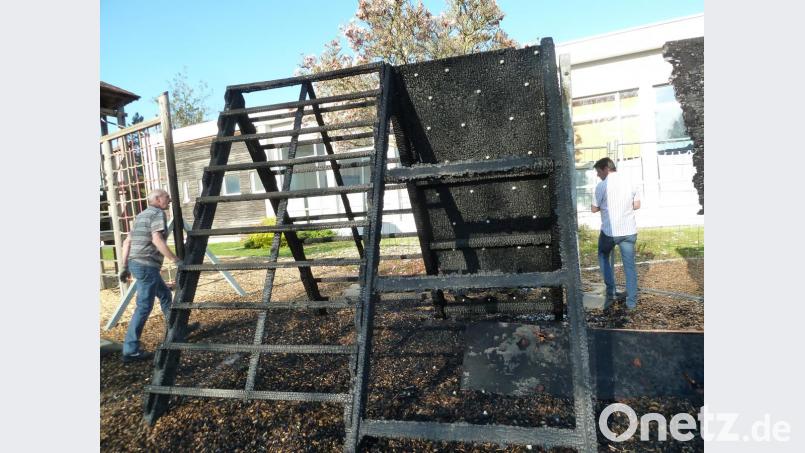 Komplett verkohlt ist das Spiel- und Klettergerät auf dem Schulhof der Windischeschenbacher Schule. Bild: wrt