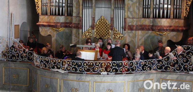 Der Anblick war ungewohnt: Statt wie sonst am Altar agierten die Künstler im deutlich engeren Chorraum. Bild: wro