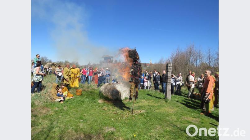Eine Strohpuppe brannte in kürzester Zeit lichterloh. Bild: ubb