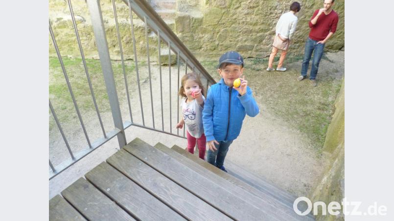Stolz zeigen Sophia und Tim ihre Ostereier, die sie auf der Burg Leuchtenberg hinter einem Balken und auf einer Treppe fanden. Bild: sl