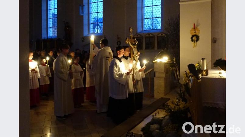 Pfarrer Wolfgang Dietz in der Pfarrkirche nach dem Einzug mit der Osterkerze. Bild: mmj