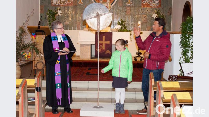 Künstler Dominik Schleicher hat die neue Christusstatue geschaffen. Zusammen mit Pfarrerin Heidi Gentzwein stellt er sie der Kirchengemeinde vor. Bild: cv