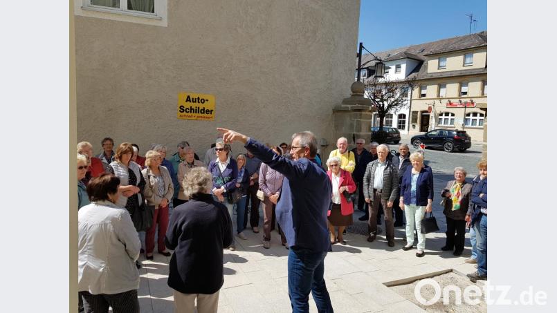 Bürgermeister Werner Nickl zeigt den Senioren den barrierefreien Haupteingang des umgebauten Rathauses, der sich auf der Seite des Gebäudes befindet. Bild: jzk