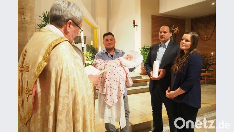 Pfarrer Markus Ertl taufte die kleine Katharina, hier im Bild mit Paten Johannes Brenner und den Eltern Christina und Michael Sachs. Bild: exb/Maria Schlögl